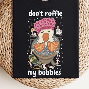 Camiseta divertida de ganso, no arruines mis burbujas, pájaro dibujado a mano en un baño, camiseta para el día de spa, regalo para mamá, camiseta para el día del grupo de chicas, lindo arte de estilo de dibujos animados.