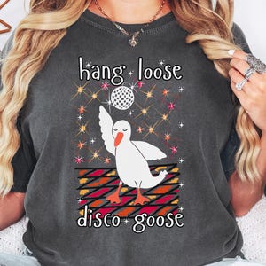 Camiseta de ganso disco suelta y suelta, pájaro bailarín estilo caricatura tonto, regalo para bailarín, diseño de camiseta divertido dibujado a mano, amante de la vida nocturna boogie.
