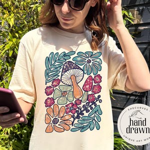 Forestcore abstraktes Pilz-T-Shirt für Frauen, Geschenk für Pilzliebhaber, Mykologie-Ästhetik, handgezeichneter bunter Blumen-Naturstil für Mama.