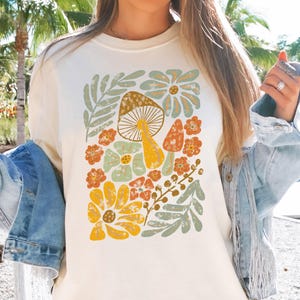 Maglietta rustica con funghi: design micologico retrò disegnato a mano