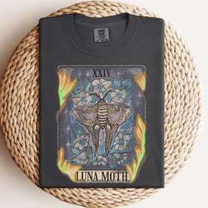 T-shirt mystique de carte de tarot de mite de luna enflammée pour des femmes, graphique d'art dessiné à la main, cadeau d'amant d'insecte céleste, haut de vibes de fantaisie sombre