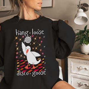 Sudadera suelta de ganso disco para mujer, vibraciones de bola de discoteca de discoteca retro de pájaro bailarín tonto, regalo de bailarina, estilo de dibujos animados divertido dibujado a mano