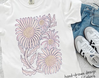 Camiseta rosa pálido con estampado floral, Comfort Colors Tee, diseño abstracto de margaritas dibujadas a mano, regalo para adolescentes amantes de la naturaleza, camiseta de verano.