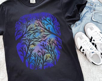Camiseta con estampado de árboles del bosque, camiseta minimalista con cielos azules místicos y naturaleza salvaje, regalo con estética caprichosa dibujada a mano para amantes de la naturaleza.