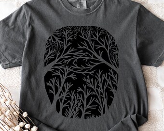Camiseta con diseño de árbol del bosque, camiseta minimalista con dosel de árboles, regalo para amantes de la naturaleza, gráfico oscuro sobre oscuro dibujado a mano, en armonía con la naturaleza.