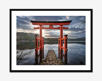 Stampa artistica del cancello Torii, Lago Ashi, Giappone, fotografia di viaggio