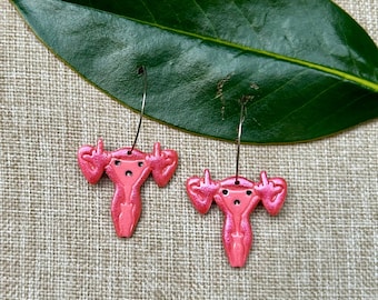 Pendientes colgantes FUteri: joyería feminista de arcilla polimérica hecha a mano