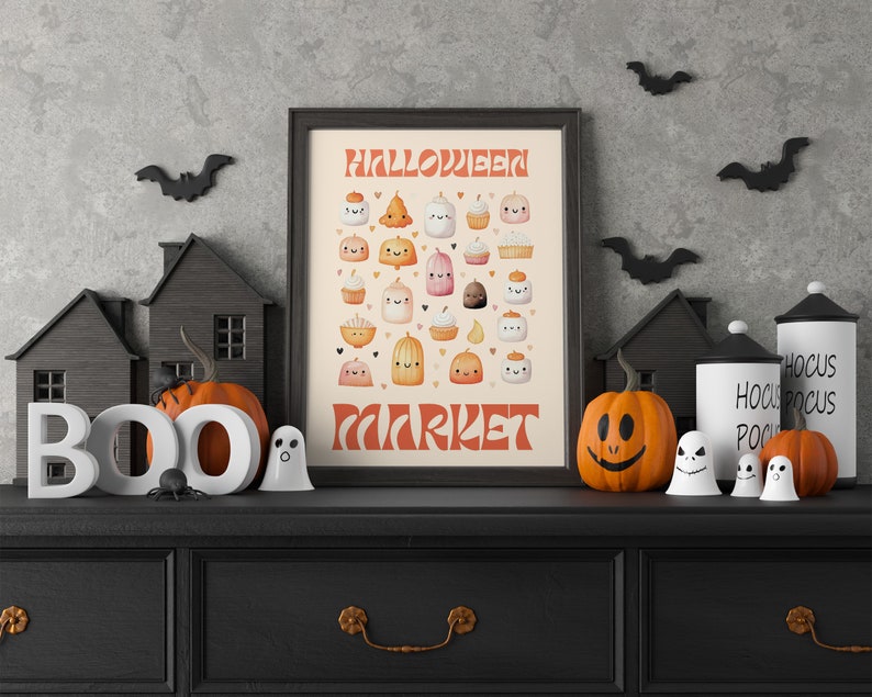 Puede incluir: Una impresi&oacute;n enmarcada en negro con el texto "Halloween Market" en letras naranja y blancas. La impresi&oacute;n presenta una variedad de golosinas lindas con tem&aacute;tica de Halloween, que incluyen calabazas, fantasmas y cupcakes. La impresi&oacute;n se muestra en una c&oacute;moda negra con un letrero blanco BOO, dos ara&ntilde;as negras, dos fantasmas blancos y dos calabazas naranjas.