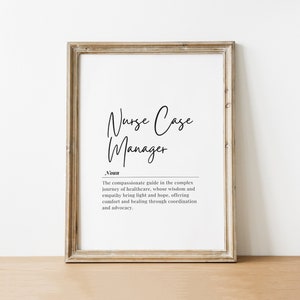Puede incluir: Una definición imprimible de "Nurse Case Manager" en un marco blanco. La definición dice: "La guía compasiva en el complejo viaje de la atención médica, cuya sabiduría y empatía aportan luz y esperanza, ofreciendo consuelo y sanación a través de la coordinación y la defensa."