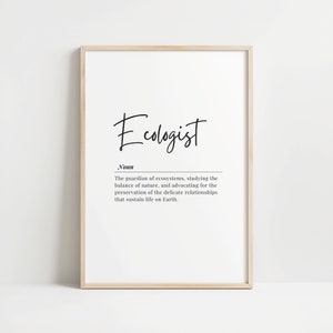 Può includere: Una definizione stampabile della parola "Ecologista" in testo nero su sfondo bianco. La definizione recita: "Il guardiano degli ecosistemi, che studia l'equilibrio della natura e si batte per la preservazione delle delicate relazioni che sostengono la vita sulla Terra."