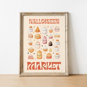 Puede incluir: Una impresi&oacute;n enmarcada con un fondo naranja claro que presenta el texto "HALLOWEEN MARKET" en una fuente retro. La impresi&oacute;n est&aacute; llena de im&aacute;genes de dibujos animados lindos de calabazas, cupcakes y malvaviscos.