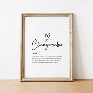 Puede incluir: Una impresión de arte imprimible en blanco y negro con la palabra "Changemaker" definida como un líder visionario que desafía sin miedo el statu quo, encendiendo las llamas del progreso y la innovación que abren caminos hacia un futuro más brillante y más equitativo para todos.