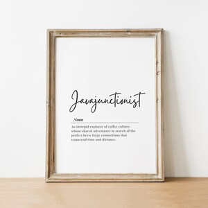 Op de afbeelding: Een ingelijst print met het woord "Javajunctionist", gedefinieerd als "Een onverschrokken ontdekkingsreiziger van de koffiekultuur, wiens gedeelde avonturen op zoek naar het perfecte brouwsel verbindingen smeden die tijd en afstand overstijgen."