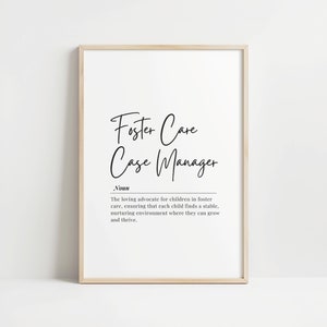 Puede incluir: Una impresión de arte imprimible con un diseño en blanco y negro. El texto dice "Foster Care Case Manager" y define el rol como "El defensor amoroso de los niños en hogares de acogida, asegurando que cada niño encuentre un ambiente estable y nutritivo donde pueda crecer y prosperar."