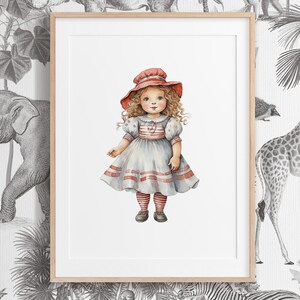 Puede incluir: Una ilustración de acuarela de una niña con un sombrero rojo y un vestido a rayas azules y blancas. Tiene el pelo rubio rizado y está de pie sobre un fondo blanco.