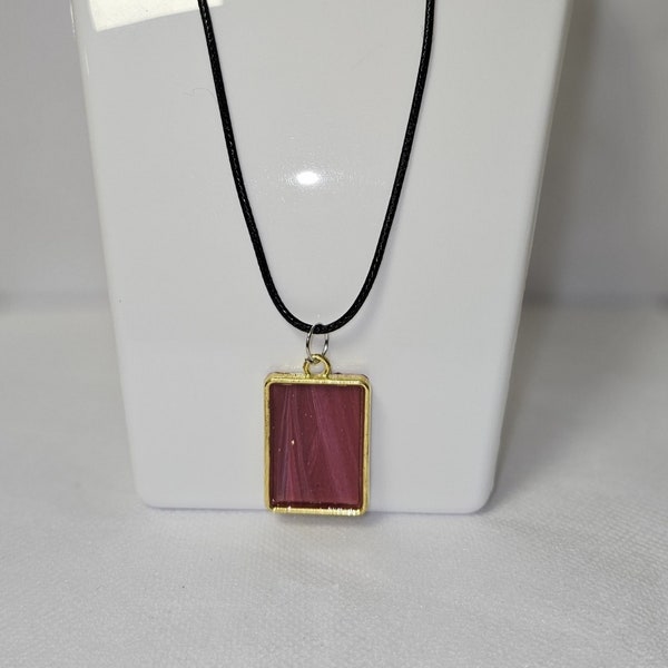 Collier rouge foncé