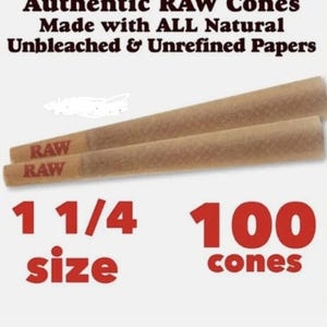 Könnte beinhalten: Zwei vorgedrehte RAW-Cones mit dem RAW-Logo, hergestellt aus ungebleichtem und unraffiniertem Papier. Das Bild zeigt auch den Text "Authentic RAW Cones" und "1 1/4 size 100 cones".
