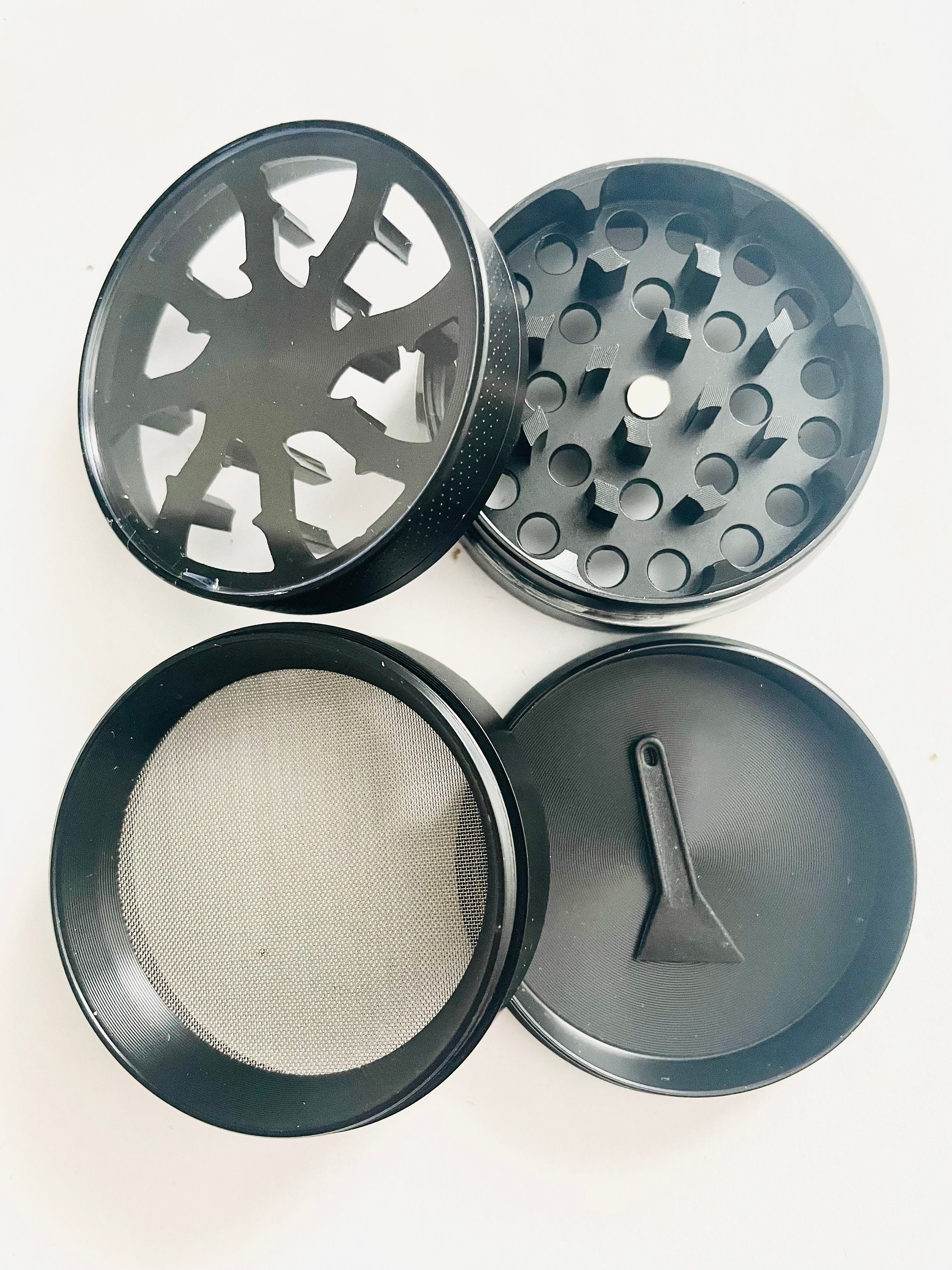 Macinino In Metallo Zincato 4 Pezzi – Nero 1,9” Con Filtro A Rete, Coperchio Magnetico E Raschietto – Ideale Per Viaggi E Regali