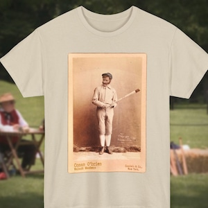 Könnte beinhalten: Eine Vintage-Baseballkarte mit einem Schwarzweißfoto von Conan O'Brien, einem Wabash-Hersteller, der einen Baseballschläger hält. Die Karte ist mit dem Text "Conan O'Brien Wabash Manufacturer Goodwin & Co. New York." bedruckt.