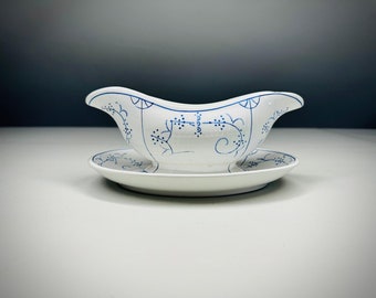 Sauciere von Boch Frères La Louvière mit blau-weißem Porzellan aus Kopenhagen und Dresden – alte belgische Keramik aus den 1920er Jahren