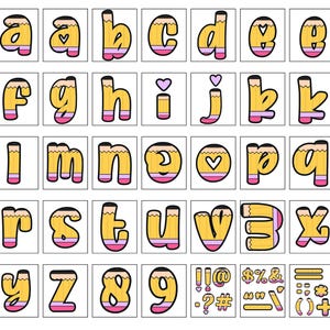 Op de afbeelding: Een verzameling alfabetletters, cijfers en symbolen, elk ontworpen om op een potlood te lijken. De letters zijn geel met roze en zwarte accenten, tegen een witte achtergrond. De set bevat het hele alfabet, cijfers en diverse symbolen.