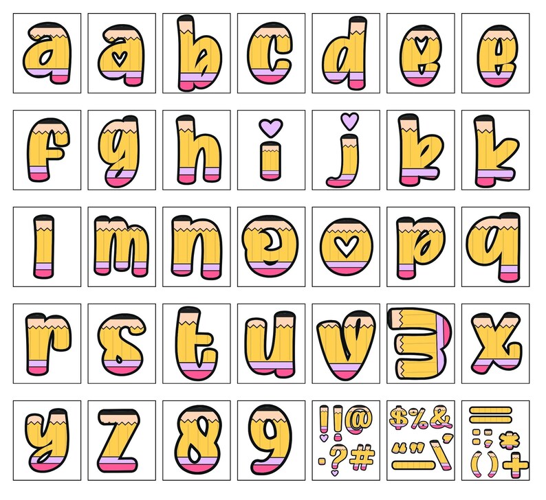 Op de afbeelding: Een verzameling alfabetletters, cijfers en symbolen, elk ontworpen om op een potlood te lijken. De letters zijn geel met roze en zwarte accenten, tegen een witte achtergrond. De set bevat het hele alfabet, cijfers en diverse symbolen.