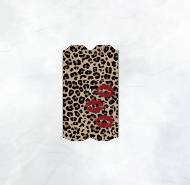 Puede incluir: Un enfriador de latas con estampado de leopardo con labios rojos impresos en el lateral.