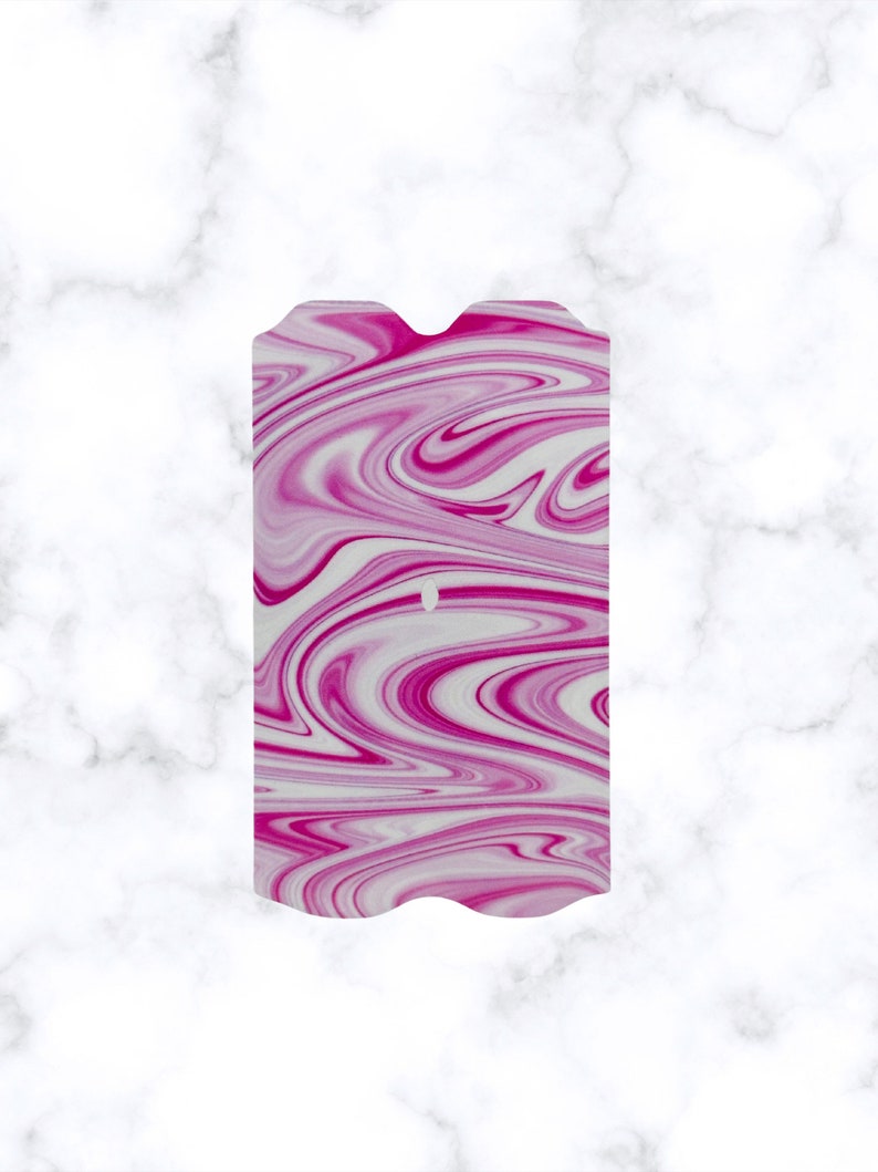 Puede incluir: Un soporte para cuchillas de afeitar con un patr&oacute;n de remolino rosa y blanco y un borde festoneado.