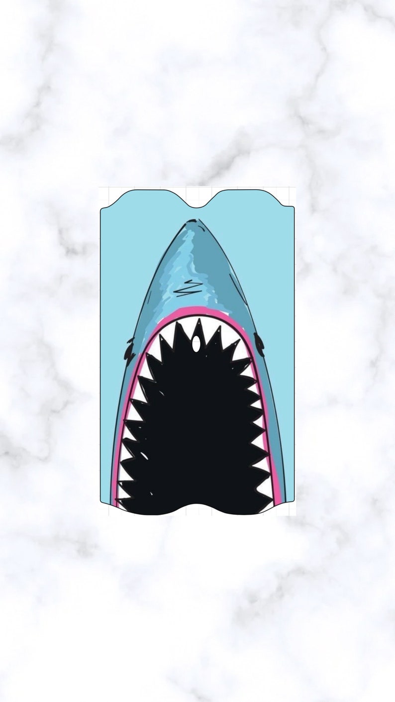 Puede incluir: Un tibur&oacute;n azul con la boca muy abierta y dientes afilados. La boca del tibur&oacute;n es negra y los dientes son blancos. El tibur&oacute;n est&aacute; sobre un fondo azul claro.