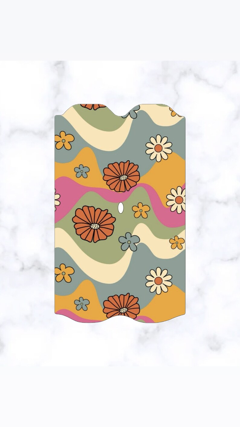 Puede incluir: Una funda de tel&eacute;fono colorida con un dise&ntilde;o retro de los a&ntilde;os 70 que presenta l&iacute;neas onduladas y flores en tonos naranja, amarillo, rosa, verde y azul.