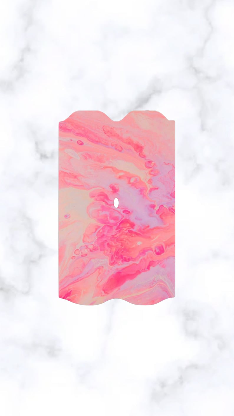 Puede incluir: Pegatina rectangular ondulada con un patr&oacute;n abstracto de espiral rosa y blanco. La pegatina tiene un peque&ntilde;o agujero redondo en el centro.