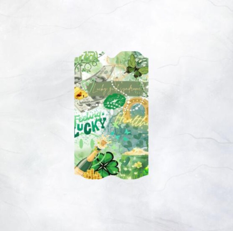 K&ouml;nnte beinhalten: Eine digitale Collage in Gr&uuml;n, Gold und Wei&szlig; mit dem Text "Feeling Lucky" und "Lucky girl syndrome". Die Collage zeigt Kleebl&auml;tter, ein Hufeisen, einen Topf mit Gold und eine Flasche Champagner.