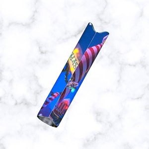 Puede incluir: Un bol&iacute;grafo vape de tem&aacute;tica navide&ntilde;a a rayas azules y rojas sobre un fondo blanco.