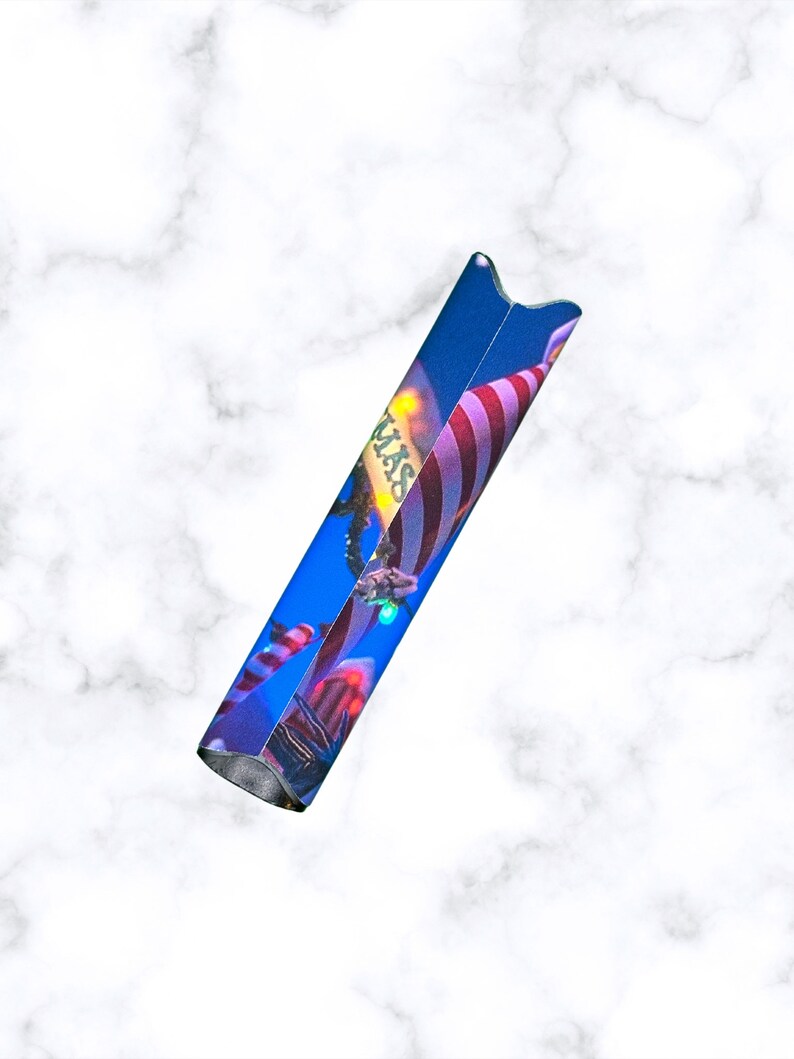 Puede incluir: Un bol&iacute;grafo vape de tem&aacute;tica navide&ntilde;a a rayas azules y rojas sobre un fondo blanco.