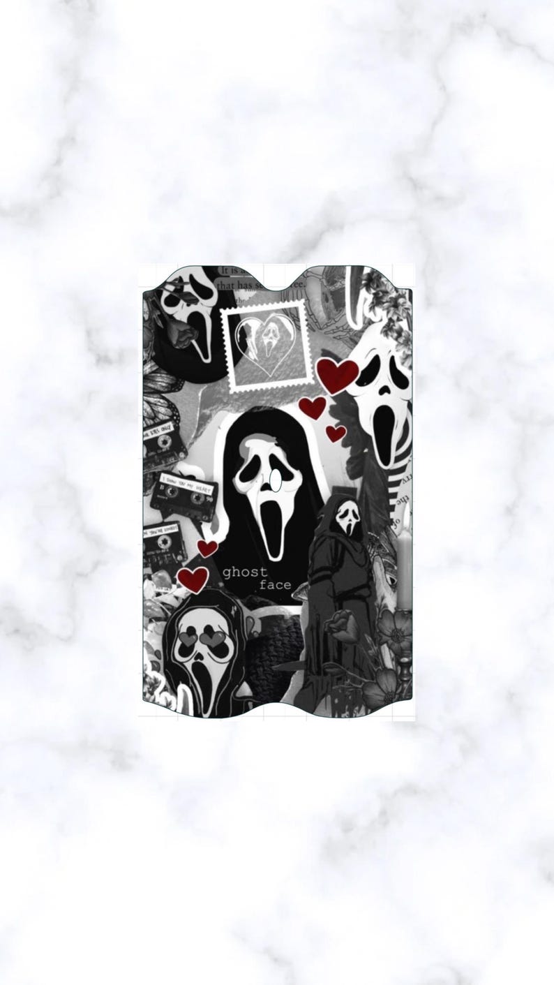 Puede incluir: Collage en blanco y negro con una imagen repetida de una m&aacute;scara de rostro fantasma con corazones y otros elementos gr&aacute;ficos. El texto "ghost face" est&aacute; incluido en el collage.