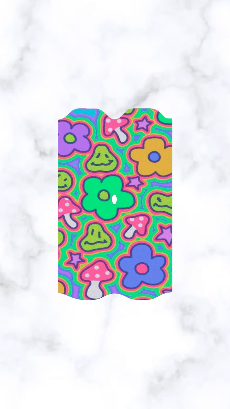 Może przedstawiać: Kolorowa, falista naklejka z powtarzającym się wzorem kwiat&oacute;w, grzyb&oacute;w i uśmiechniętych twarzy. Tło jest zielone z r&oacute;żowymi, niebieskimi i ż&oacute;łtymi akcentami.