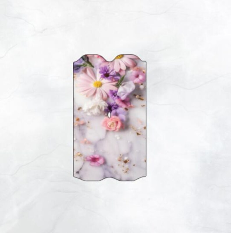 K&ouml;nnte beinhalten: Ein wei&szlig;er Marmorhintergrund mit rosa, lila und wei&szlig;en Blumen. Die Blumen sind in einer Gruppe angeordnet und haben eine Vintage-&Auml;sthetik.