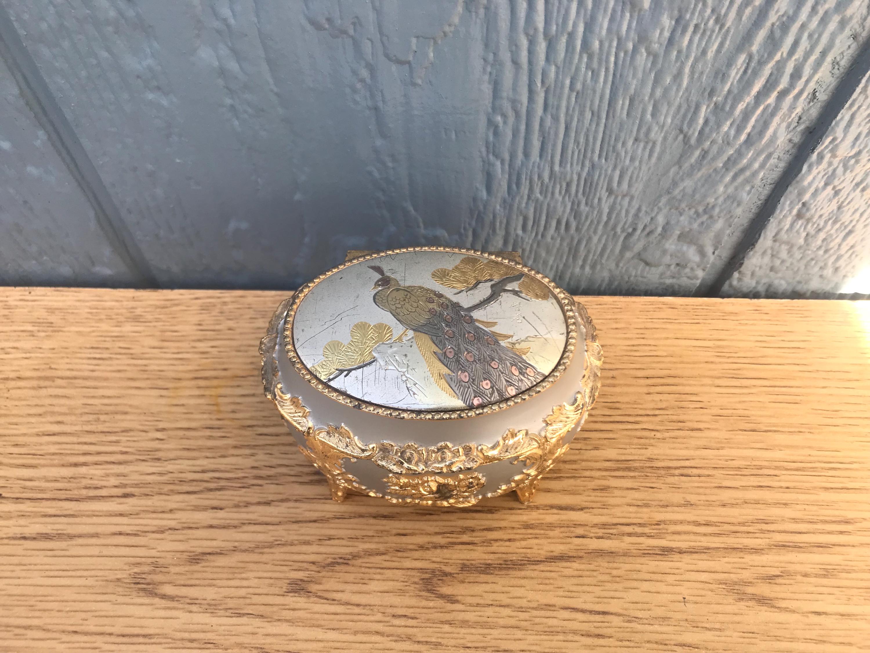 ヴィンテージオルゴール、小さなジュエリーボックス、孔雀の模様が入っ