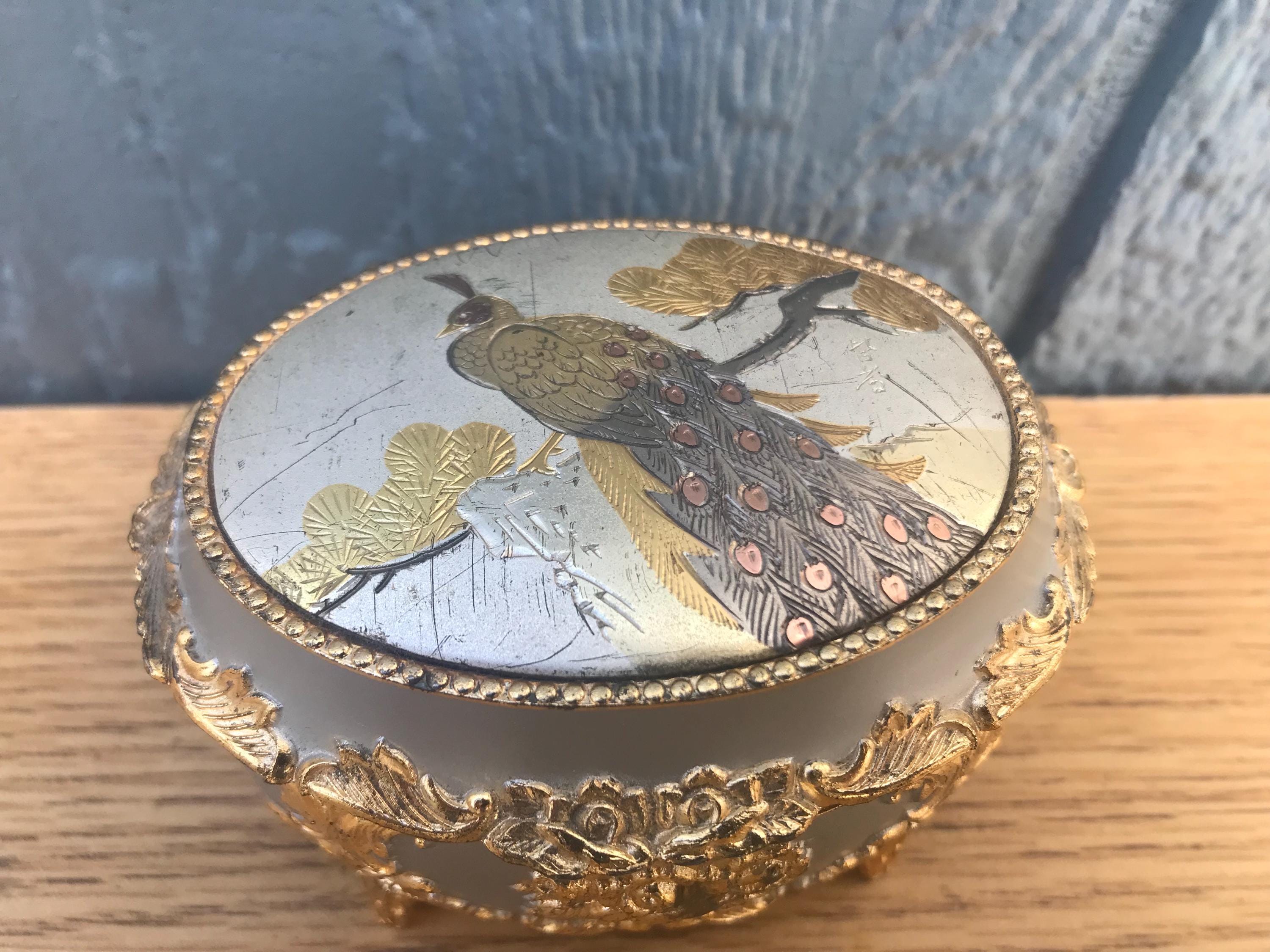 ヴィンテージオルゴール、小さなジュエリーボックス、孔雀の模様が入っ