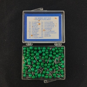 Vintage kaartkopspijkers Moore push pins co vintage kantoorbenodigdheden plastic doos met 100 groen gekleurde push pins in originele verpakking