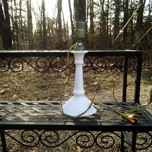 Antike Milchglas Tischlampe MCM Lampe kleine Vintage Raute Hobnail Milchglas dekorative Lampe Vintage weiße Lampensockel