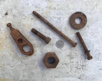 Verroeste metalen assemblage roestige bouten en moeren roestige ringen verroeste objecten oude roestige schuurartikelen en gereedschappen verschillende maten roestig metaal