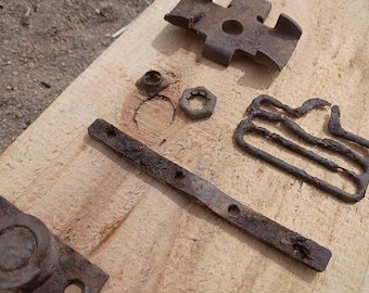 Roestige metalen stukken verroest metaal met gaten vintage metalen voorwerpen roestige moeren roestige gespen vierkanten metalen verzameling veel roestige voorwerpen