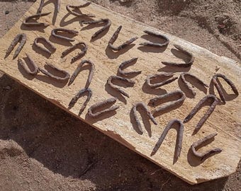 Roestige metalen nietjes verroeste stukken verroeste nietjes 26 roestige gebogen nietjes verroeste metalen verzameling veel roestige voorwerpen verroeste bevestigingsmiddelen roestige stukjes