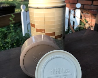 Garrafa térmica vintage para café, estilo retrô, King Seeley Thermos, década de 1970, em metal, marrom e bege, ideal para camping.