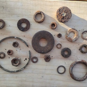 Arandelas oxidadas 20 círculos oxidados tuercas oxidadas Materiales de técnica mixta para teñir metal objetos encontrados piezas de metal oxidadas