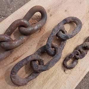 Vecchia catena arrugginita, catene agricole arrugginite, maglie di catena in metallo arrugginito, decorazioni per esterni, catene corte, piccoli pezzi di catene arrugginite, metallo arrugginito, oggetti trovati