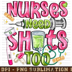 Puede incluir: Un diseño gráfico rosa y verde con el texto "Nurses Need Shots Too". El diseño incluye una jeringa, un termómetro, un frasco de pastillas, una venda, un vaso de líquido y un estetoscopio.