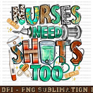 Puede incluir: Un diseño gráfico colorido con el texto "Nurses Need Shots Too" en una variedad de fuentes y colores. El diseño incluye un estetoscopio, una jeringa, un termómetro, un frasco de pastillas y un vaso de líquido. El diseño es perfecto para una enfermera o un profesional de la salud.