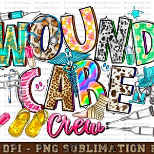 以下が含まれることがあります： 「Wound Care Crew」というテキストが入ったカラフルなグラフィックデザイン。デザインには、聴診器、注射器、松葉杖、歩行器、車椅子、ギプスなど、さまざまな医療用シンボルやオブジェクトが描かれています。文字は、ヒョウ、シマウマ、牛など、動物柄のパターンで飾られています。